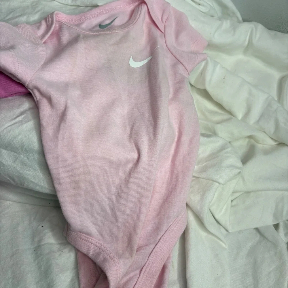 Nike Baby Essentials 3 Pack Long Sleeve Bodysuit Set in pink 6m